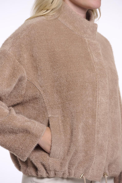 Boxy jacket with closure