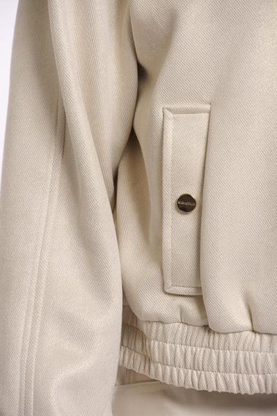 Bomber jacket with zipper clos